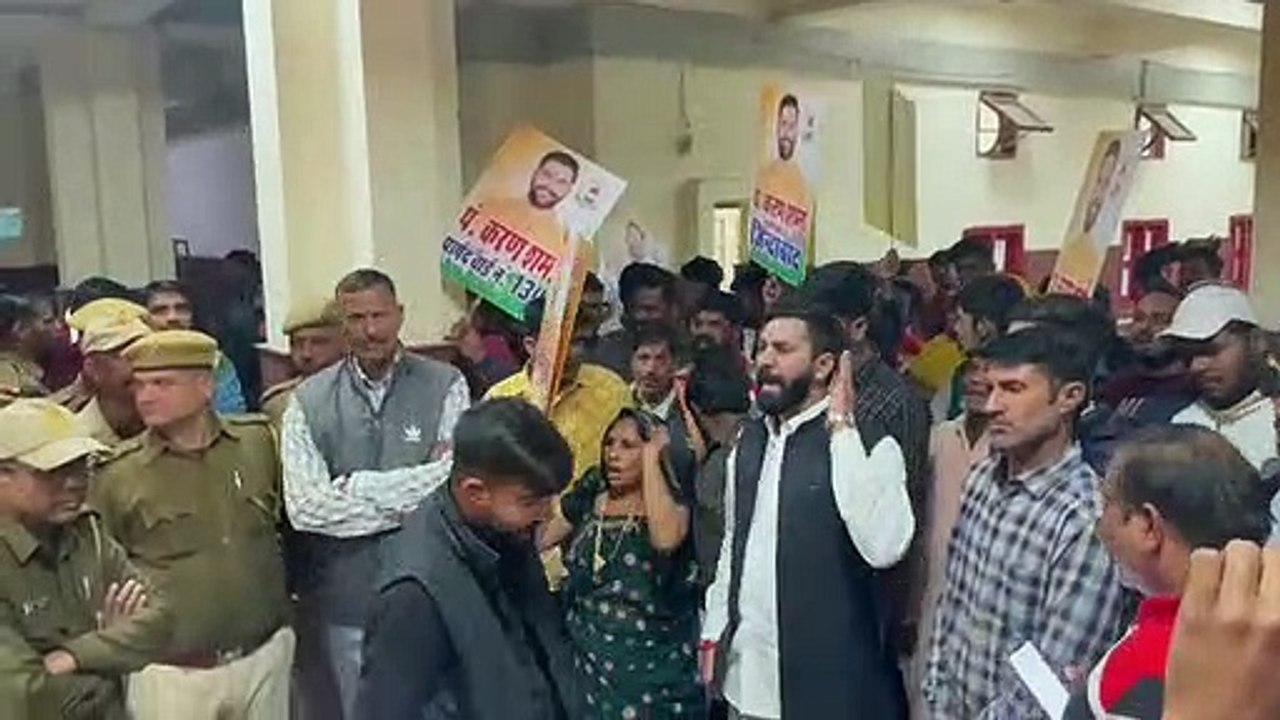 मुआवजे की मांग को लेकर पार्षद ने किया प्रदर्शन