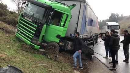 Yolcu otobüsüyle tırın çarpışması sonucu 4 kişi yaralandı