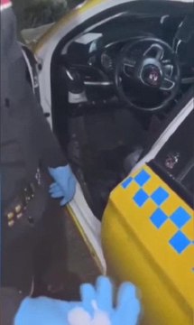 DENETİMDE DURDURULAN TAKSİCİ TEDİRGİN OLUNCA POLİS ARAMA YAPTI UYUŞTURUCU BULDU