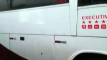 Veja ônibus de torcedores corintianos apedrejados a caminho do Maracanã