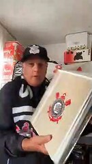 Seu Luiz e seus pôsteres contando a história do Corinthians