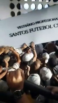 Torcedores do Santos protestam na Vila Belmiro após derrota contra o Táchira.mp4