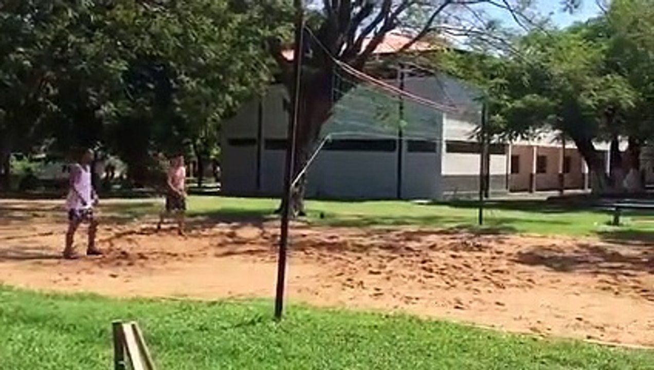Ronaldinho Gaúcho aparece jogando futevôlei no presídio