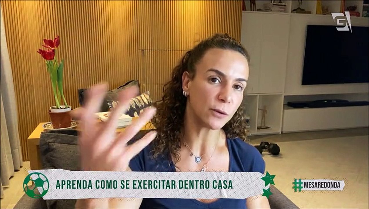 Professora ensina exercícios para fazer em casa
