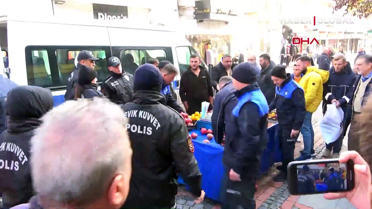 Meyve sıkma makinesi üçüncü kez el konulan seyyar satıcı ürünleri caddeye böyle attı!