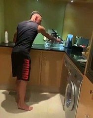 Em quarentena, Neilton improvisa treino em casa 