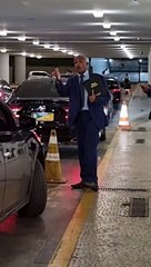 Com Bíblia na mão, Pastor Sargento Isidório louva no estacionamento da Câmara