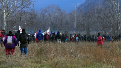 Скачать видео: No Tav, incidenti in Val Susa: la polizia spara i lacrimogeni