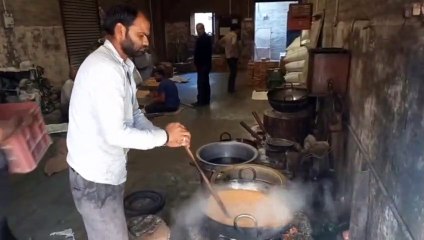 यहां सौ टन तिल-गुड़ से बनता है सर्दी का मेवा