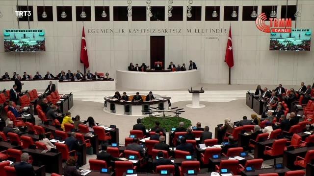 Özgür Özel, İyi Parti'den İstifa Edip AKP'ye Geçen Çolak'a Erdoğan'ın Sözünü Hatırlattı: Eğer Dürüstsen Milletvekilliğinden Ayrıl