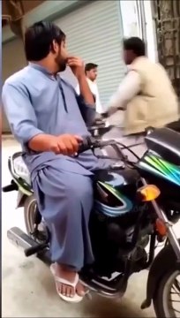 Un gamin fait une mauvaise blague à un motard