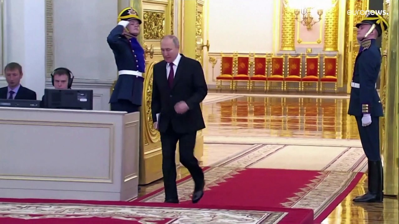 Putin stößt mit Soldaten an und russische Bomben töten Zivilisten in Kurachowe