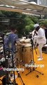 Daniel Alves toca percussão em bloco de Carnaval
