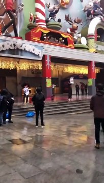Ativistas ambientais 'pintam' Cortylandia de preto e vermelho em Madrid