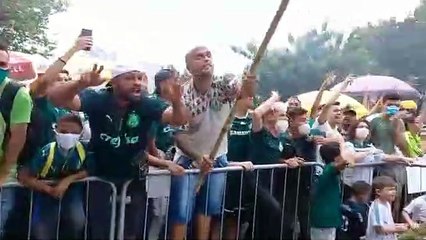 Veja a festa dos palmeirenses no CT antes do embarque para o Mundial
