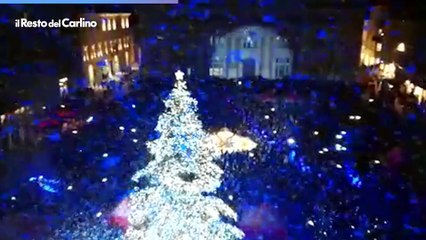 Pesaro, accensione delle luminarie di Natale. Esplode la festa in piazza