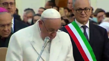 البابا يبكي تأثراً بمعاناة الأوكرانيين