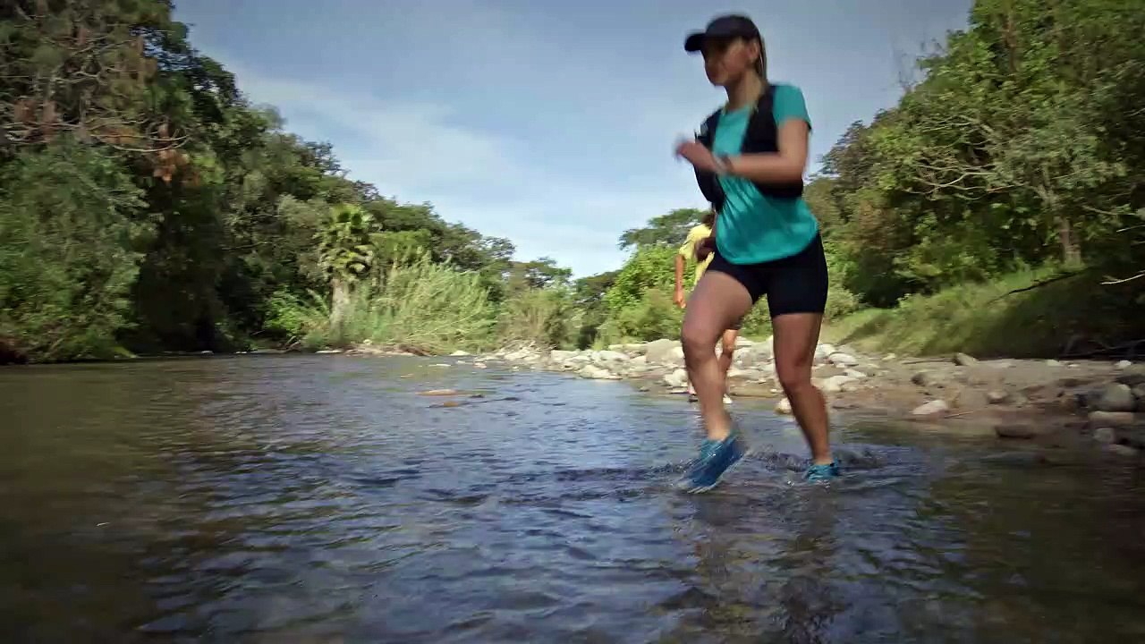 Seorang - wanita - dan - laki-laki lari - pagi -mixkit-athletic-woman-and-a-man-crossing-across-a-river-44351-medium