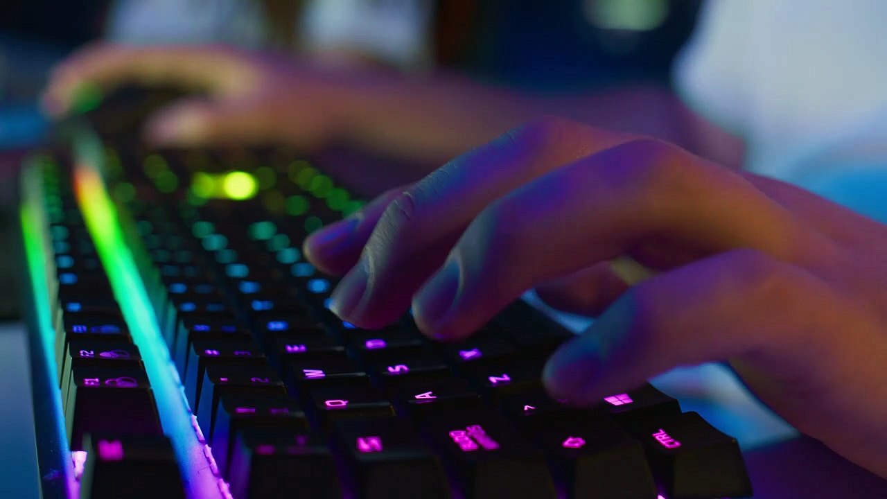 Lincahnya - tangan - seorang - laki-laki - memainkan komputer mixkit-hands-of-a-man-playing-on-a-computer-43527-medium