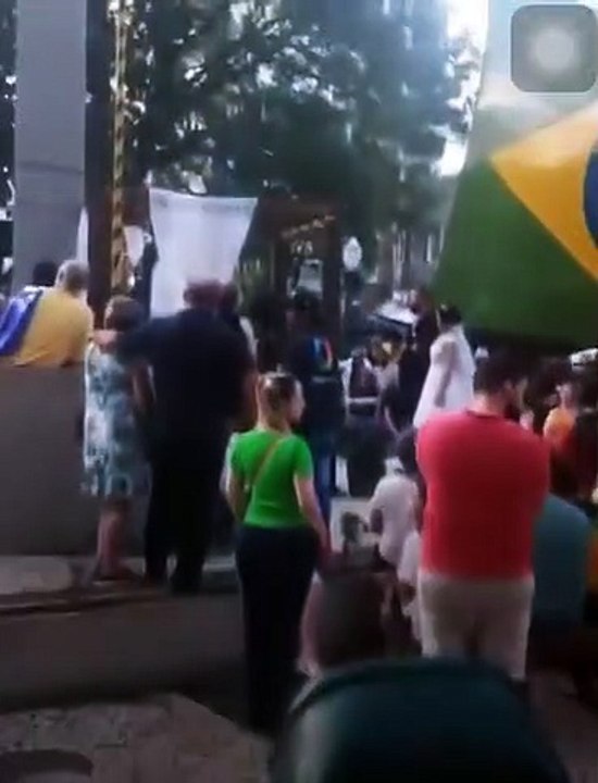 Bolsonaristas casam durante ato antidemocrático, em frente a quartel em Ponta Grossa (PR)