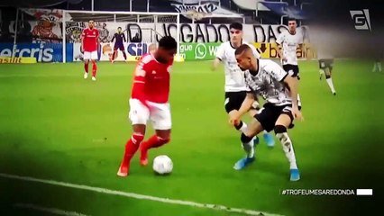 Zagueiro João Victor, do Corinthians, recebe Troféu Mesa Redonda 2021 como revelação