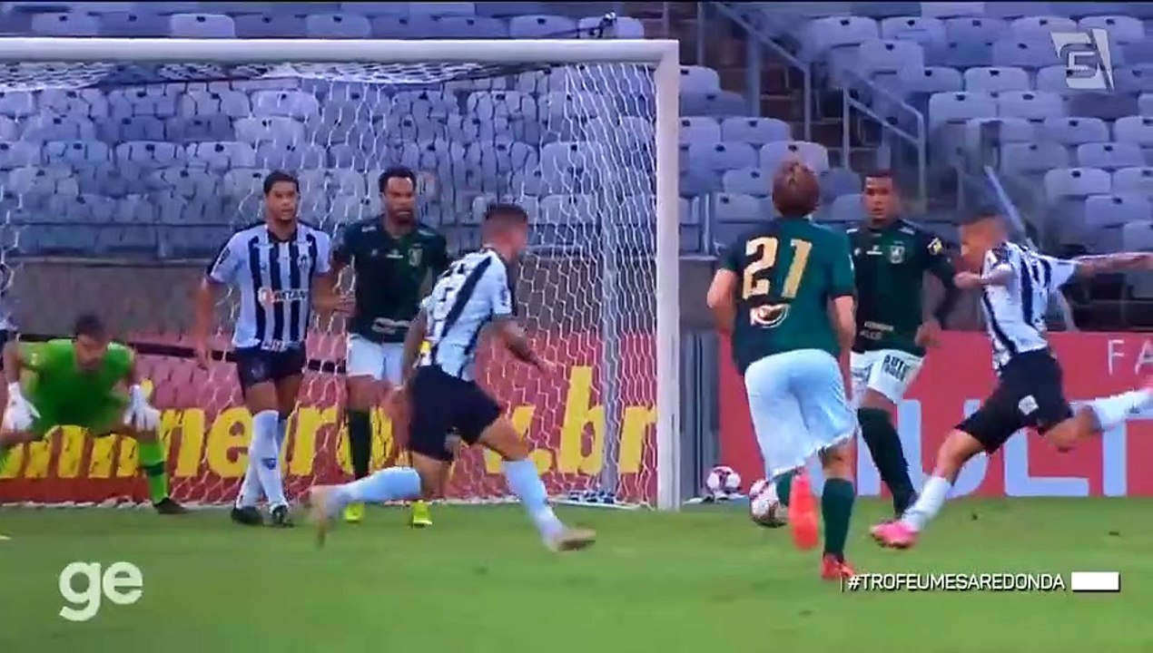 Lateral esquerdo Guilherme Arana, do Atlético-MG, recebe Troféu Mesa Redonda 2021