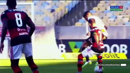 Zagueiro Junior Alonso, do Atlético-MG, recebe Troféu Mesa Redonda 2021