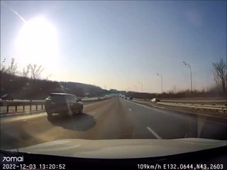Ce conducteur est surpris par la chute de neige d'un pont
