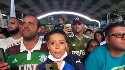 Felipe Melo recebe homenagem da Mancha Verde e interage com crianças