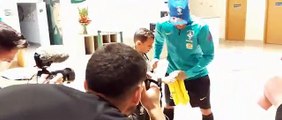 Bruninho conhece Neymar, ganha presente e se emociona