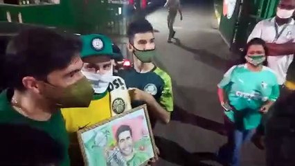 Alexandre Silvestre registra troca de presentes entre Abel e torcedores