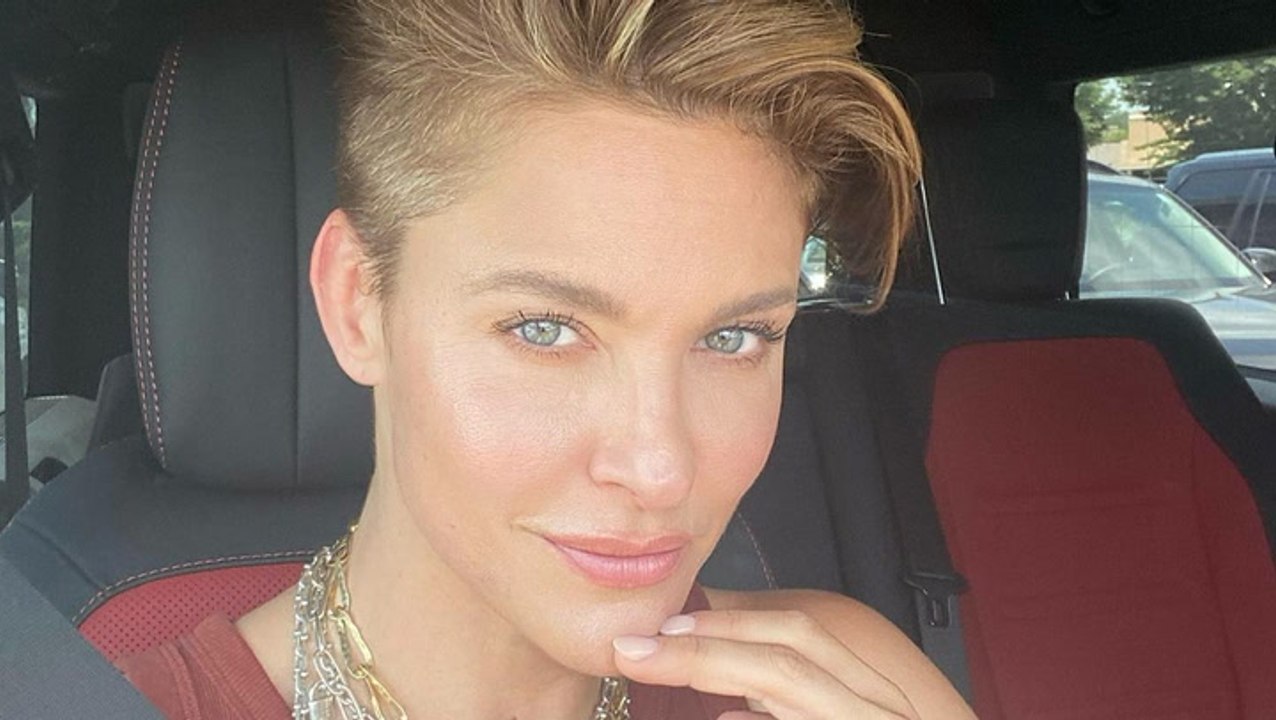 „A Christmas Miracle for Daisy“: Jill Wagner sieht im echten Leben ganz anders aus