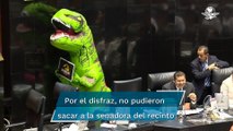 Con disfraz de dinosaurio, Xóchitl Gálvez sube a tribuna del Senado en discusión de Plan B electora
