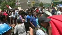 Presidenta de Perú sugiere avanzar elecciones a diciembre de 2023 y Castillo sigue detenido