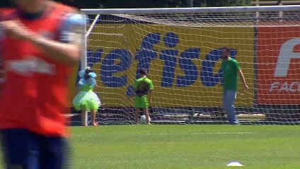 Crianças com Síndrome de Down visitam CT do Alviverde