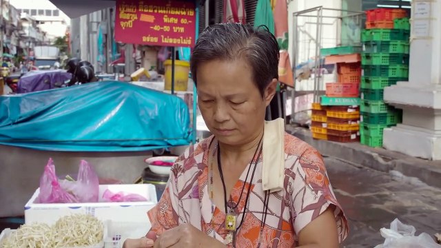 That Pad Thai of his is out of this world. Spend only $1.5 to enjoy the best Pad Thai, prepared by the Street Pad Thai Master.
