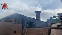 Bombeiros jogam água em restaurante do Sia que pegou fogo no teto