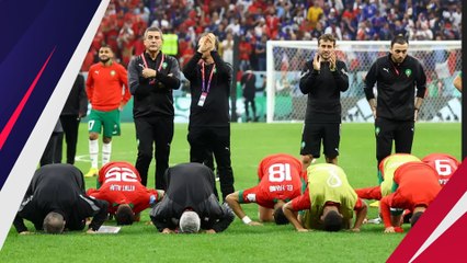 Angkat Topi! Walau Kandas, Timnas Maroko Sujud Syukur ke Arah Suporter