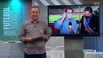 Casares leva banho de gelo ao vivo no Mesa Redonda