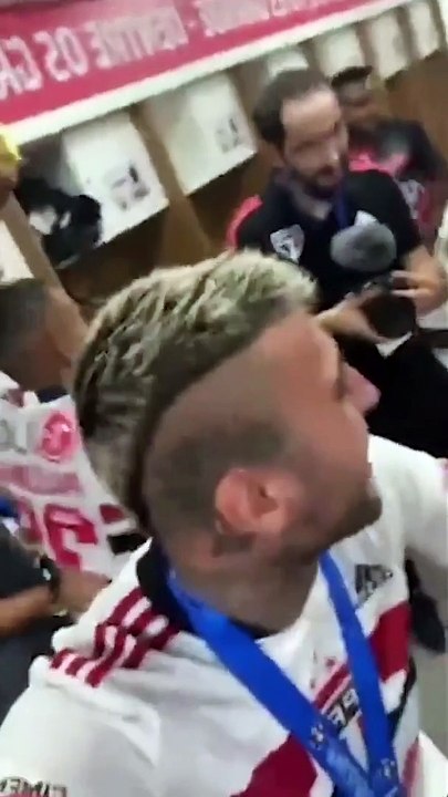 Jogadores do São Paulo provocam o Palmeiras durante festa pelo título Paulista
