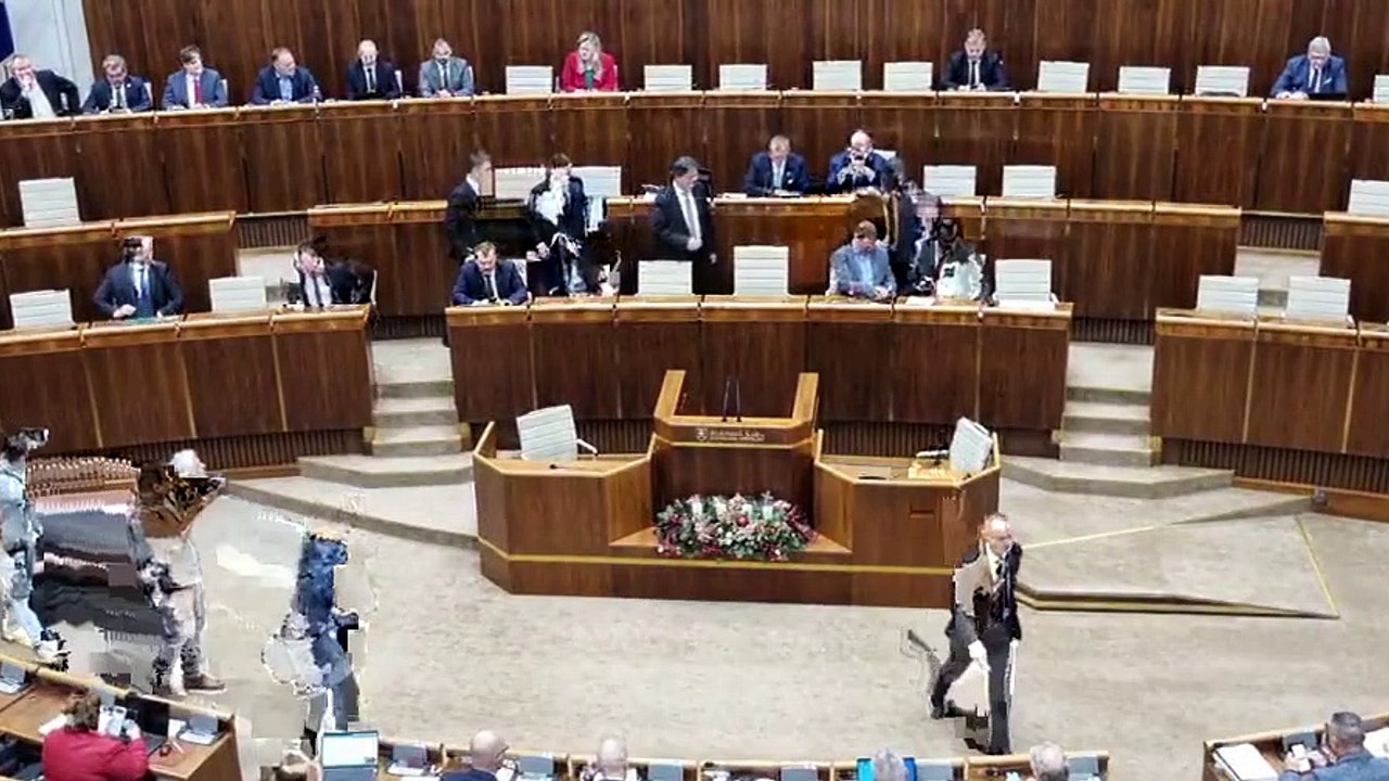ZÁZNAM: NRSR:Poslanci ukončili rokovací deň, v diskusii k pádu vlády dominovali ministri