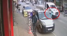 Adana’da kamyonetin çarptığı çocuk metrelerce sürüklendi