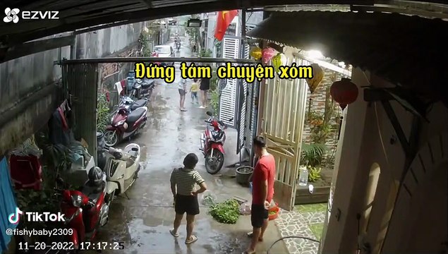 ngoài đời thực: Có gì cũng chia sẻ nhau một miếng