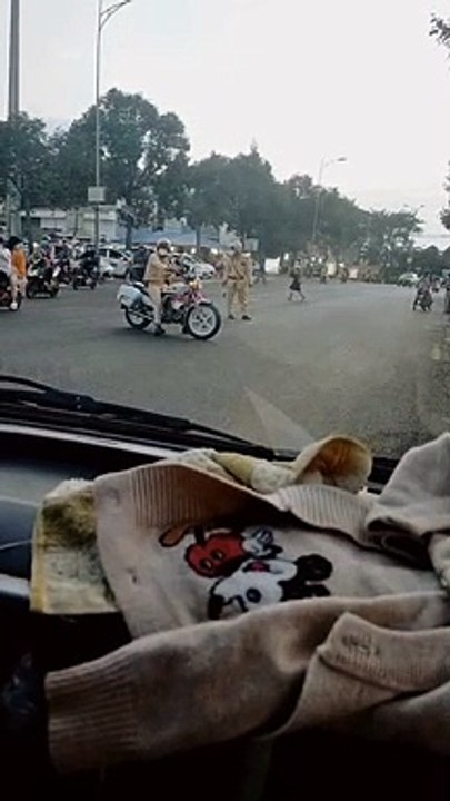 Ấm lòng khoảnh khắc 2 chiến sĩ CSGT chắn xe cho người phụ nữ khiếm khuyết qua đường