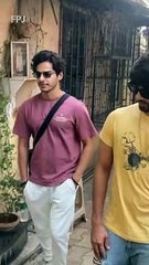 Télécharger la video: Shahid Kapoor, Ishaan Khatter are all smiles as they pose with fans for selfies in Bandra