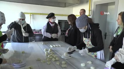 Çocuklar, anneleri ile aynı çatı altında eğitim alıyorlar