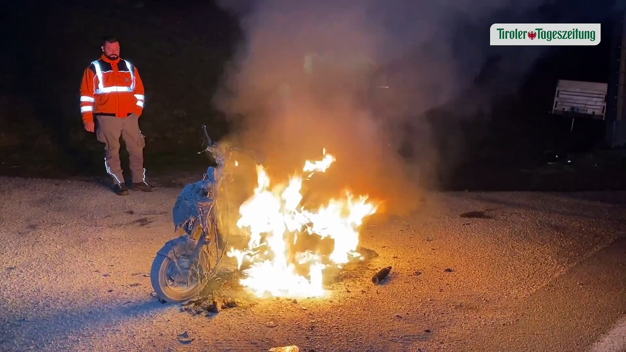 Moped stand in Buch in Vollbrand