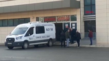 ANNESİNİN BOĞAZINA EKMEK BIÇAĞI SAPLAYARAK ÖLDÜRDÜ, 'HATIRLAMIYORUM' DEDİ