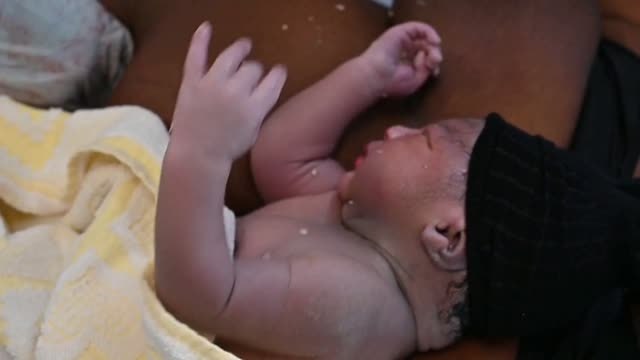 Un bebé nace a bordo del barco de una ONG en el Mediterráneo