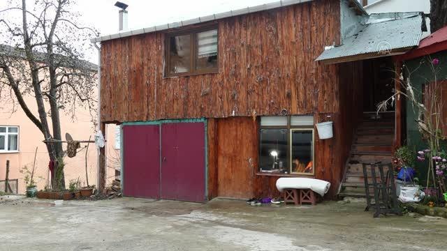 Baba yadigarı dikiş makinesiyle 20 yıldır Çal yeleği dikiyor